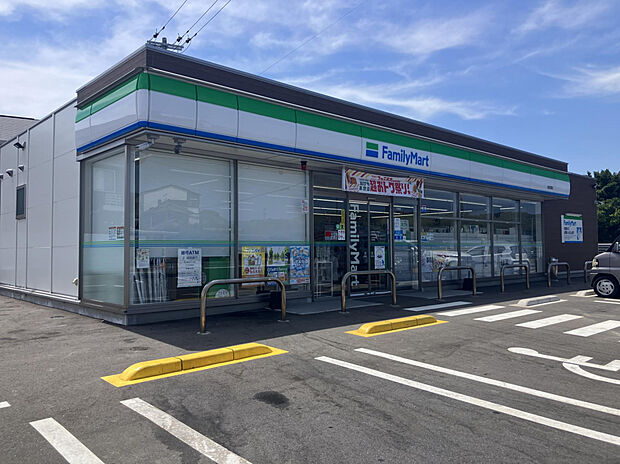 ファミリーマート新宮湊店（約69m）