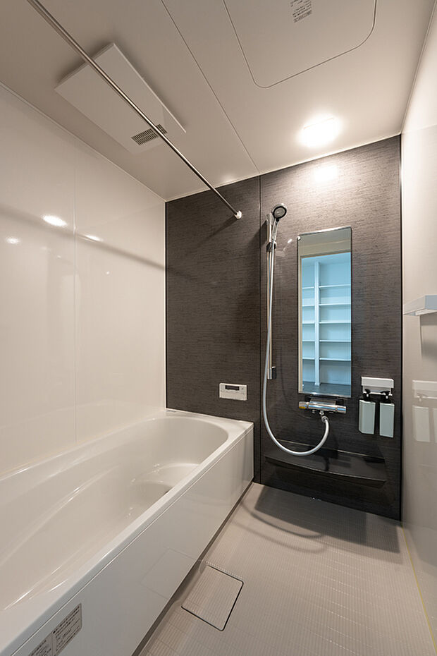 【浴室】浴室|天井、壁、床、浴槽全てに保温材を施し、冬場でもしっかり温かさをキープ。壁はホーロー素材なので、汚れやカビが付きにくく、マグネットで有効活用。