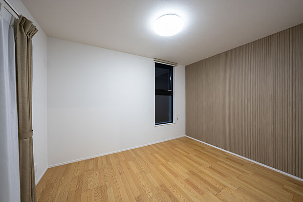 【主寝室】MBR|デザインサッシと1面クロスを変える事で、ワンランク上の空間に。