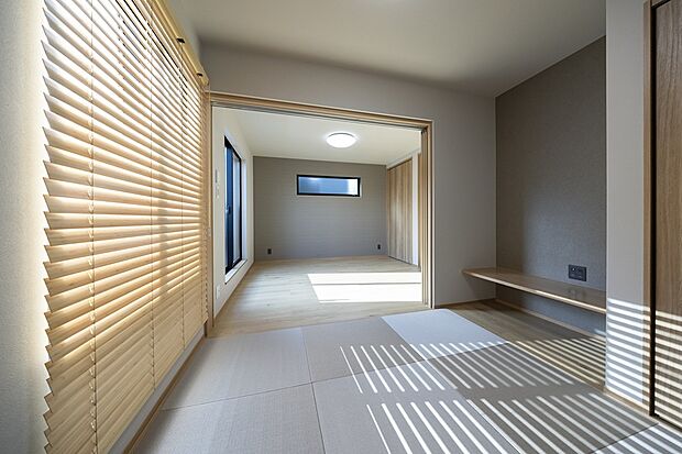 【2階主寝室、和室/当社施工例】洋室と、ゴロンと横になって寛げる和室が隣接!バルコニーに面し、扉を開放すると約9.93帖の大空間に。/建物価格2504.5万円、建物面積95.22m2、4LDK