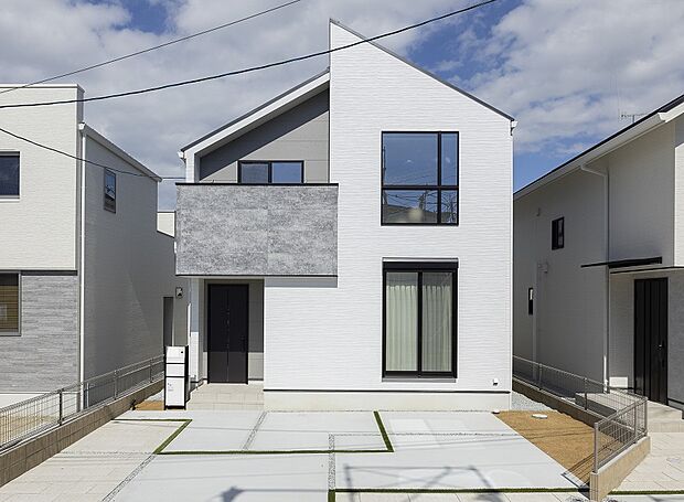 【外観/近隣モデルハウス】
近隣モデルハウス公開中!グレー×ホワイトのスタイリッシュな外観デザイン。宅配ボックス付き機能門柱を備えています。/建物価格2761.1万円、建物面積96.47m2、3LDK