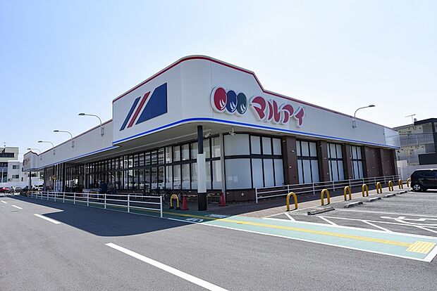 徒歩約3分（約240ｍ）。営業時間は9時から21時までで、仕事帰りの買い足しにも便利なスーパーマーケット。生鮮食品や日用品を身近にそろえられ、毎日の食卓を無理なく支える心強い存在が徒歩圏内です。