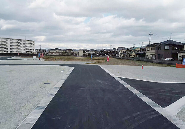 【【現地造成時写真】】新しく整備される分譲地内道路はゆとりの約6m幅!各区画に風や光を届けます。通り抜けができない専用設計のため、住民以外の通行が少なく、落ち着いた住環境が叶います。