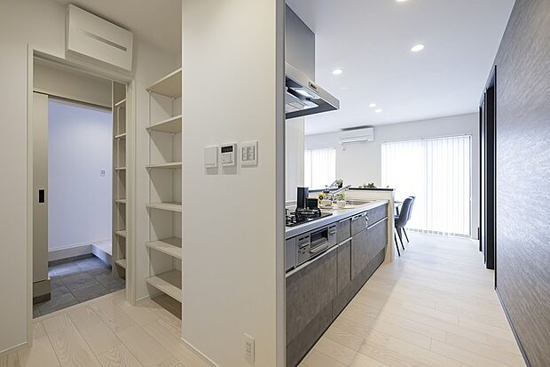 【【1階玄関/1号地モデルハウス】】玄関からLDKへの動線とは別に、玄関~SIC~キッチンがウォークスルーでつながる、スムーズな帰宅動線!買い物帰りにキッチンへ直行し、そのままパントリーに食品を仕舞うことができます。