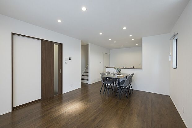 【【1階約16.5帖LDK/2号地モデルハウス】】リビング、ダイニングに床暖房を備えており、寒い時期も足元から暖まります。埃が舞い上がりにくい暖房ですので、ペットとの暮らしや、小さなお子様と過ごす際もうれしい設備です。