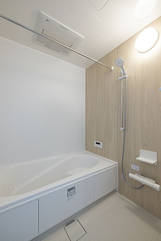 【【1階浴室/2号地モデルハウス】】アクセントパネルは木のあたたかみを思い起こすデザイン。ガス浴室乾燥機を備え、洗濯を乾かしたり、寒い季節は予備暖房などに。バスルームは複数メーカーからご選択いただけます。