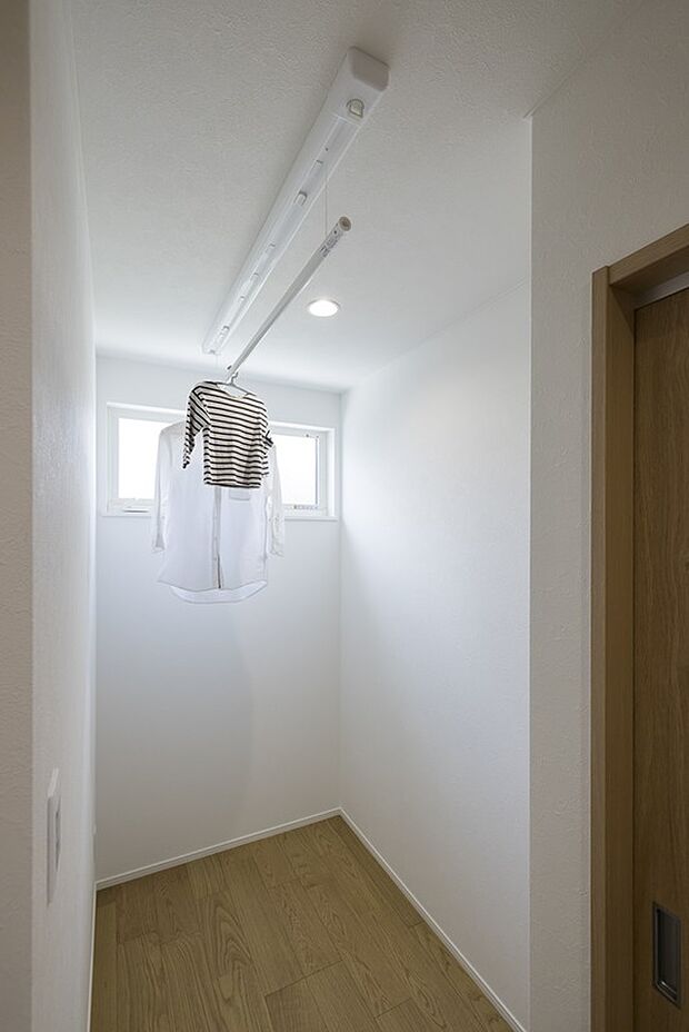 【【2階ホール/3号地モデルハウス】】天候が不安定な季節や、雨予報の日に室内干しができる物干を備えました。洗濯物を掛けたまま、邪魔にならない高さまで昇降可能。階段から近く、洗濯物を洗う→干すの動線がスムーズです。