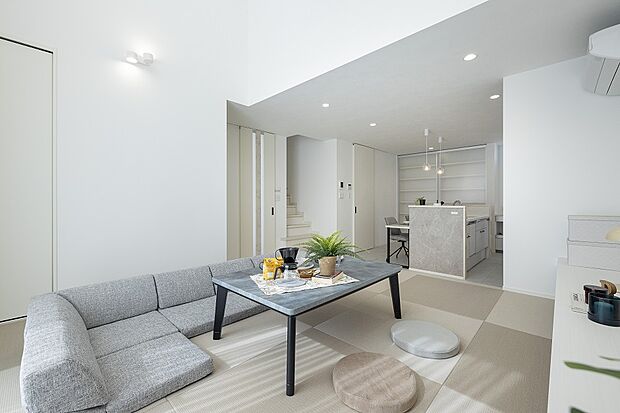 【【1階約19.33帖LDK/9号地モデルハウス】】和室リビング上部は吹抜のため、横からも上からも自然光が降り注ぐ伸びやかな空間に。オシャレなツートーンのスクエア畳は洋のLDKに違和感なく調和し、やわらかい足触りが心地よくゴロンと横になって寛ぐことも。