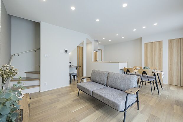 【【1階約15.87帖LDK/2号地モデルハウス】】ナチュラルなデザインの明るいLDKは、リビングとダイニングにガス温水床暖房「暖ライフ」を敷設。温風によるほこりなどの飛散がなく、寛ぎの時間も、食事を楽しむ際にも足元から暖かく快適です。