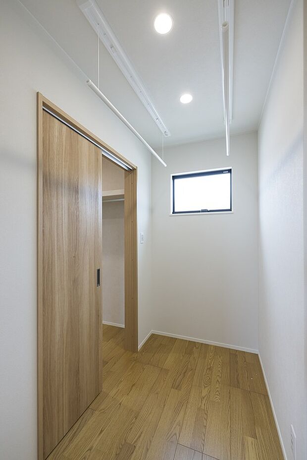 【【2階ホール/2号地モデルハウス】】2連の室内物干しを備え、空間を有効活用!窓から風や光をとりこみながら洗濯物を乾かすことができ、天候が不安定な日や花粉の季節などに大活躍しそうです。昇降式で、洗濯物を掛けたまま天井に寄せておくことも。