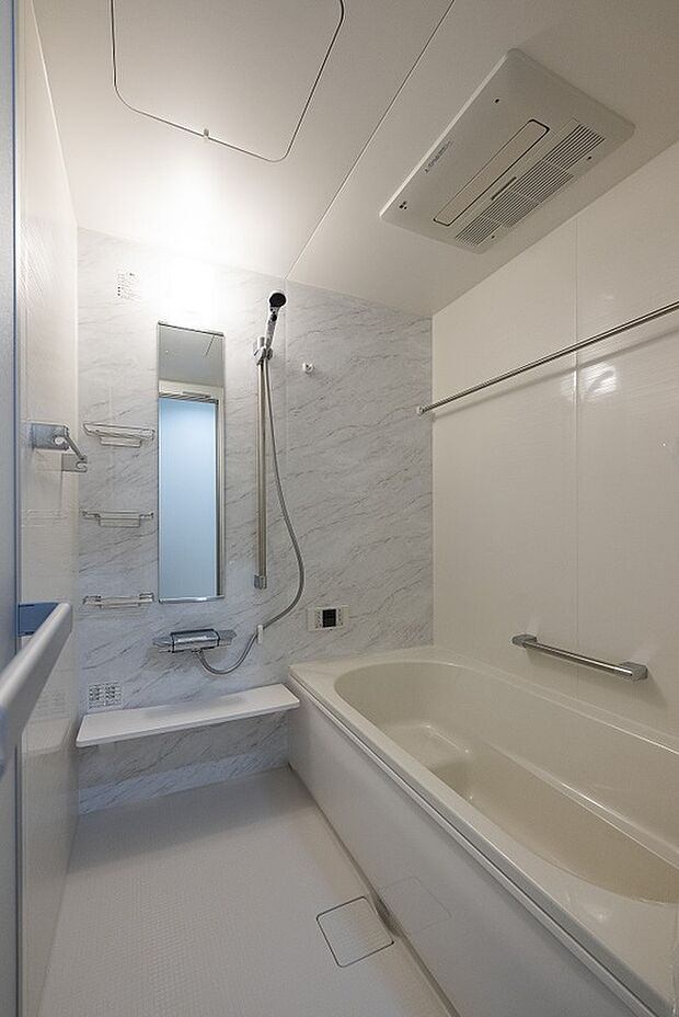 【【1階浴室/当社施工例】】お子様が座ったり、腰かけて半身浴を楽しめる浴槽は、水道光熱費の節約にも繋がる嬉しい仕様です。立ち座り際にしっかりと体を支えられる手すり付き。浴室暖房乾燥機で冬の入浴時にあらかじめ浴室全体を暖めておいたり、室内干し空間として利用することもできます。/建物価格2761.1万円、建物面積96.47m2、3LDK