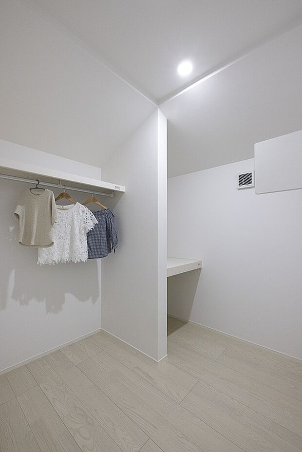 【【2階WIC/当社施工例】】2階ホールから出入りができ、家族共有でお使いいただけるFCL。乾いた洗濯物をまとめて保管することができ、家事の時短につながります。約3.12帖とゆとりがあり、中で着替えまで済ませるこもできるゆとりある広さです。/建物価格2761.1万円、建物面積96.47m2、3LDK