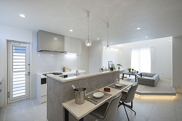 【【1階キッチン/当社施工例】】キッチン前にカウンターを設けています。できた料理を出したり、お皿を下げたりもスムーズに行える配置。食事や晩酌の空間としてお使いいただけます。/建物価格2761.1万円、建物面積96.47m2、3LDK