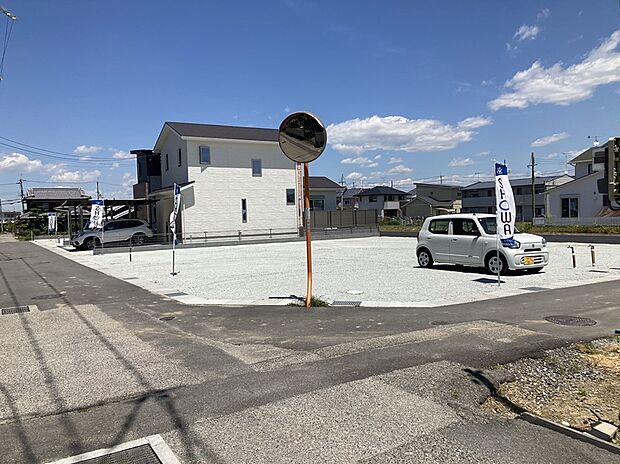 【【現地写真】】全8区画の新しい街並み。第一種中高層住居専用地域に位置し、周辺には住宅が並ぶ落ち着いた住環境です。現地では各区画の広さや形状を確認でき、住まいの配置を具体的に検討できます。