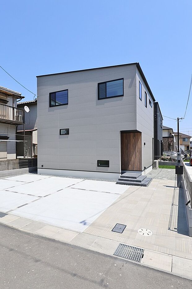 【【外観/1号地モデルハウス】】前面道路と反対の南東側に庭やウッドデッキを配し、LDKから出入り可能。BBQやプール遊びなど、プライベートな時間が充実します。ゆとりある間口を活かし、並列3台駐車可(車種による)。