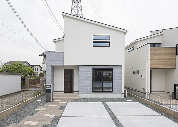 【【ストークガーデン東神吉町西井ノ口】】不在時でも宅配便の受け取りができる宅配ボックスを備えており、荷物の受け取りを気にせず外出できます。並列2台駐車可(車種による)。自転車やバイクも置けるゆったりスペースです。