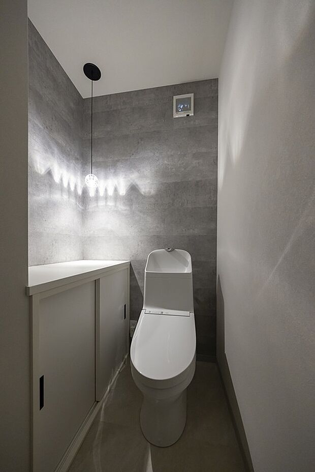 【【1階トイレ/当社施工例】】お手入れしやすいすっきりとしたフォルムの一体型トイレです。小物類を飾れば、ご家族お気に入りの空間に。/建物価格2223.7万円、建物面積95.84m2、4LDK