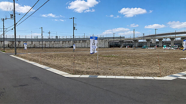 【【現地写真1】】100区画の街づくりが進む、美乃利の新しい住宅地。その価値を享受する全12区画の分譲地です。整った街並みと道路計画、暮らしやすい住環境が魅力。JR加古川駅も徒歩圏内で、子育て世代にもおすすめです。