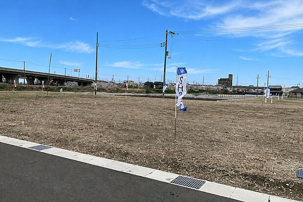 【【現地写真2】】青空の下に広がる、ゆとりある分譲地。周辺には新しい住まいが次々と誕生し、これからの街並みの変化も楽しみのひとつ。家族の新生活にふさわしい、のびやかな住環境が魅力です。
