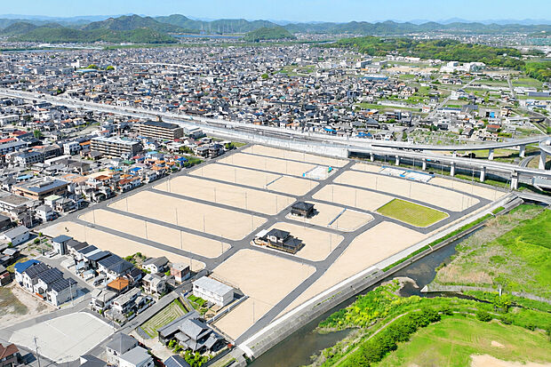 【【ドローン写真】】100区画の街づくりが進む美乃利エリアを上空から望む壮大な眺め。整然とした街区とゆとりある道路計画が広がり、これから新しい住まいと暮らしが育まれていく街のスケール感を感じられます。