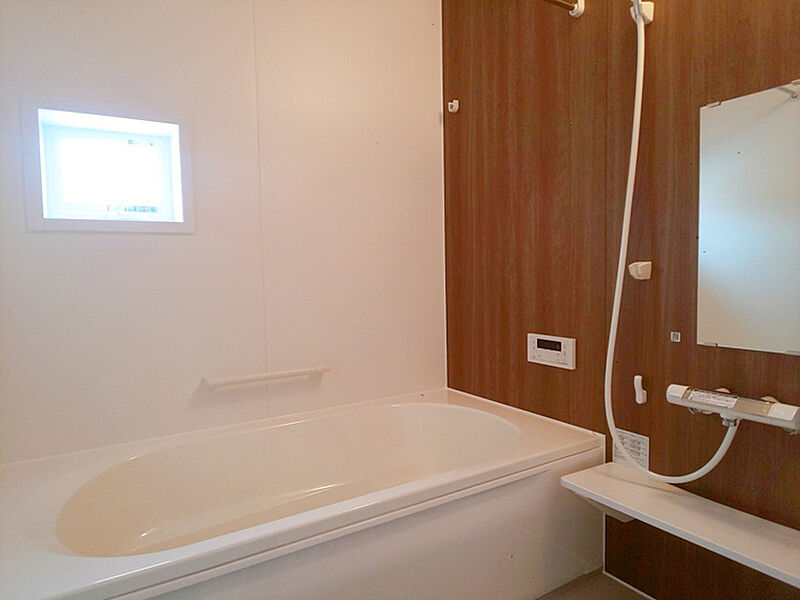 【H号棟：浴室】浴室暖房換気乾燥機付きです。バスルームを最適な環境に調節できます。