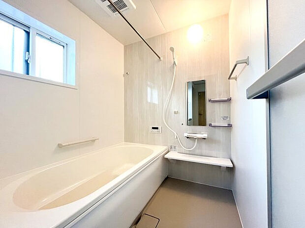 【B号棟：浴室】浴室にあるカウンターは簡単に取り外しができ、お掃除もラクラク！また、浴槽上にかけて飲み物やアロマを置くこともでき、より心地のいい癒しの空間に！