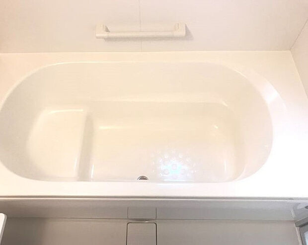 【B号棟：浴室(同仕様同形状画像)】ゆったり空間で足を伸ばして リラックスタイムを。 浴室暖房換気乾燥機付きで 寒い日も温かく入浴できます。
