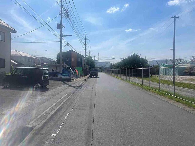 【2号棟：前面道路】前面道路は8ｍとゆとりがあり、スムーズに駐車することが可能です。