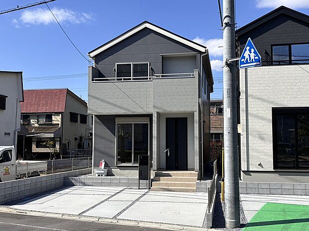 【1号棟外観】 天然大理石の磨き仕上げを思わせる雄大なデザインが特長です。ベースにもアクセントにもムリなく使え、都会的な住宅をシンプルかつ個性的に彩ります。