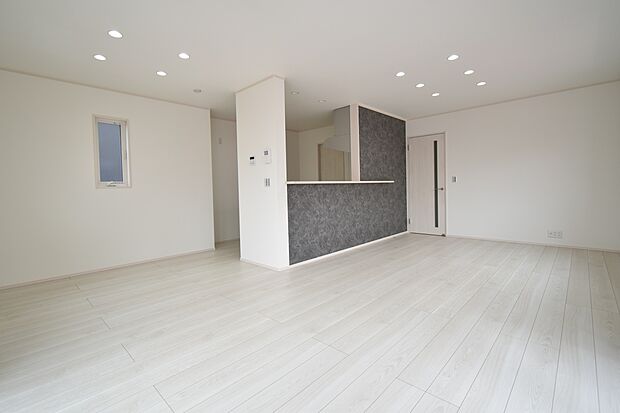 LDK19帖 家具を置いてもゆとりのある広さです。開口部となる窓には断熱性と省エネ効果に優れた複層ガラスが採用されており夏も冬も快適です