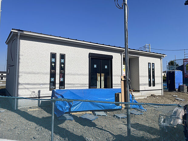 藤井上組（全6区画）5号棟 外観：ホワイトを基調に2色の外壁を貼り分けた外観は、ナチュラルで優しい印象の外観デザインとなっております。南向きのため日当たりも良好！※建築中です