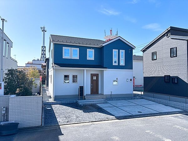 2号棟外観　ブルーとホワイトの外壁でツートンカラーに外壁を張り分けた、注文住宅のような目を引くデザインです。