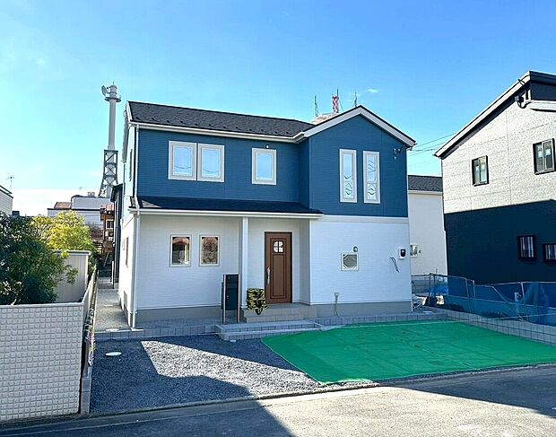 2号棟外観　ブルーとホワイトの外壁でツートンカラーに外壁を張り分けた、注文住宅のような目を引くデザインです。