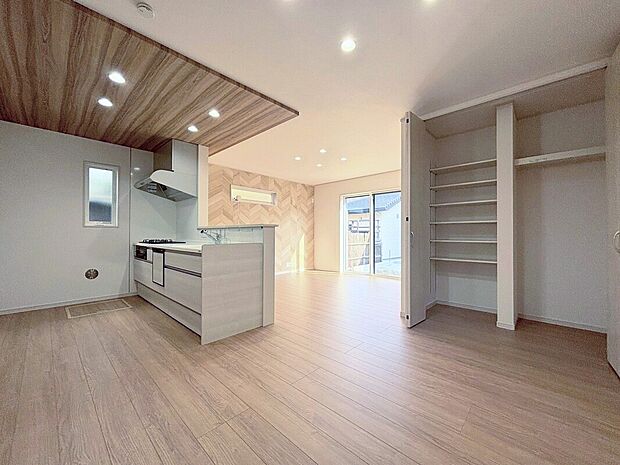 【1号棟:LDK】清潔感のあるシステムキッチン。食洗機や三口コンロなど充実の設備。キッチン近くに、収納スペースを完備。食品や日用品のストックをすっきりと収納できます。