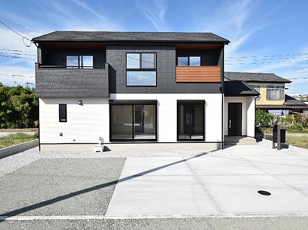 【2号棟 外観】
2色に貼り分けられた外壁が、コントラストの美しい外観を演出。バルコニー部分のブラウンがアクセントとなった、シンプルでモダンな印象の外観デザインです。