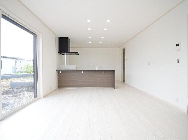【2号棟 リビング】
白を基調とした明るい内装で、清潔感のあるリビングになっています。どんな家具とも調和する、シンプルで使いやすい空間です!