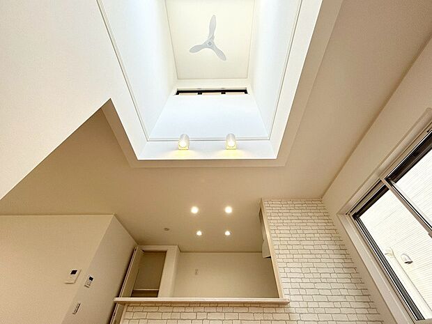 【1号棟:LDK吹き抜け】LDKには開放感のある吹き抜けがあります!ファンが設置され空気の循環を行うことにより、快適な室内環境を保ちます。