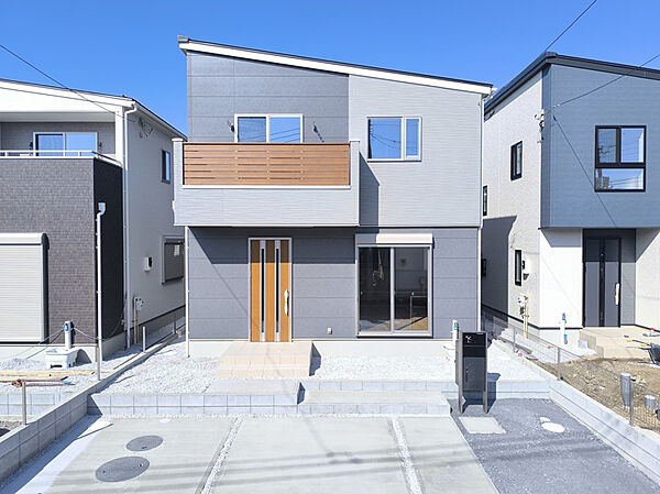【5号棟　外観】
落ち着いた2色で貼り分けた外壁に、玄関扉とバルコニー部分のブラウンがぬくもりを感じさせる外観デザインとなっております。