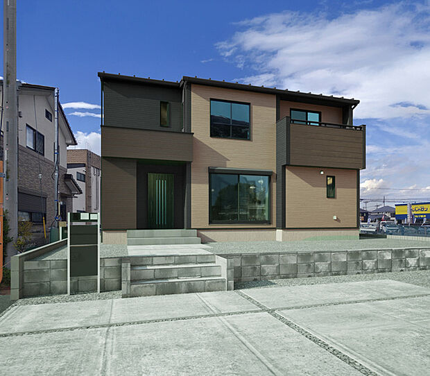 【1号棟 外観完成イメージ】
ブラウンを基調とした外観と黒のサッシが落ち着いた印象の外観デザインとなっております。