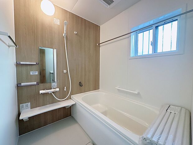 【２号棟：浴室】　　お手入れのしやすさと使いやすさを追求したシステムバスルームです。高断熱浴槽ですので光熱費が節約できる高機能な浴槽です。高効率ガス給湯器「エコジョーズ」搭載！