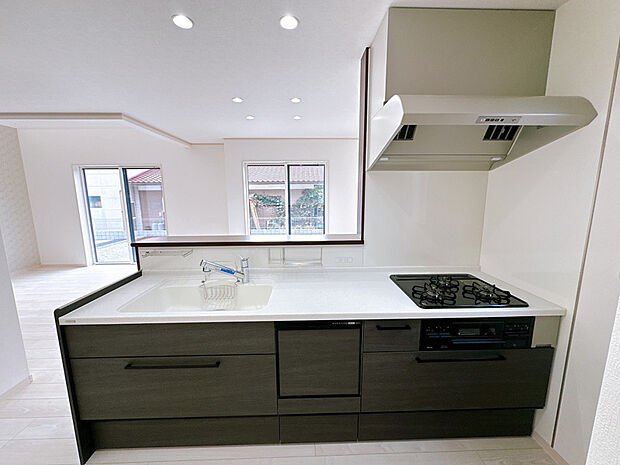 【キッチン】対面キッチンで家事をしながら家族との会話も楽しめます。食洗機や3口コンロで効率よく家事も進みそうですね♪(2025年11月2日撮影)