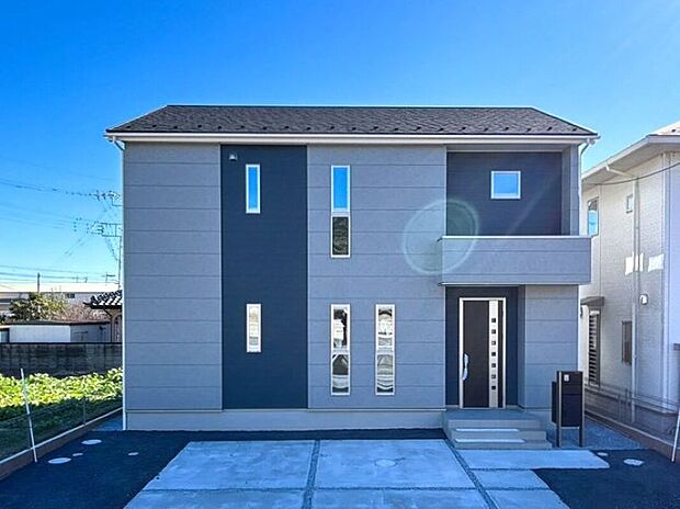 【現地外観写真】 グレーと濃い青の外壁です。2色使いでスッキリとした印象の外観となっています。 完成しました!いつでも内覧できます♪