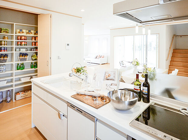 【住宅設備機器長期保証】お引渡しから５年間、システムキッチンやシステムバスなど対象の住宅設備を長期保証いたします。更にご希望のお客様にはオプションで最大１０年間の延長保証をお選びいただけます。

