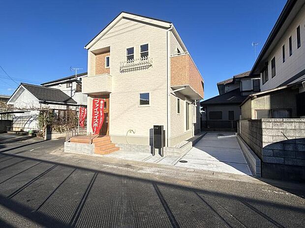 【外観】ホワイト・ブラウン・ベージュで揃えた温かみのある外観。「セルフクリーニング機能」が付いた外壁材を使用している為、雨で汚れを浮かせ綺麗な外観を維持します！