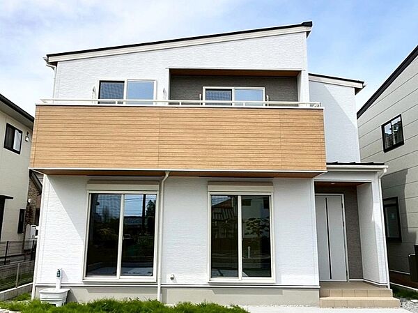 【1号棟　外観写真】　　ホワイトを基調とした、シンプルで明るい印象の外観となっております。長く住んでも飽きの来ない、幅広い年代に愛されるデザインです。