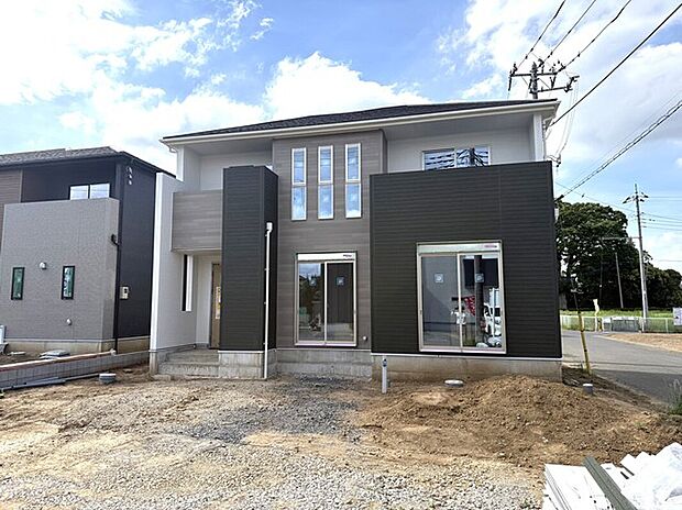 2号棟現地外観写真
現在建築中 5月末完成予定です。見学はいつでも可能です!