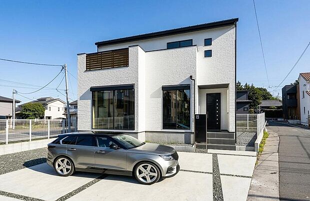 【2号棟　外観イメージ】　　明るい色合いの外壁をベースとした、開放的な雰囲気の外観です！窓枠や玄関ドアなどの濃い色合いが全体の印象を引き締めています。