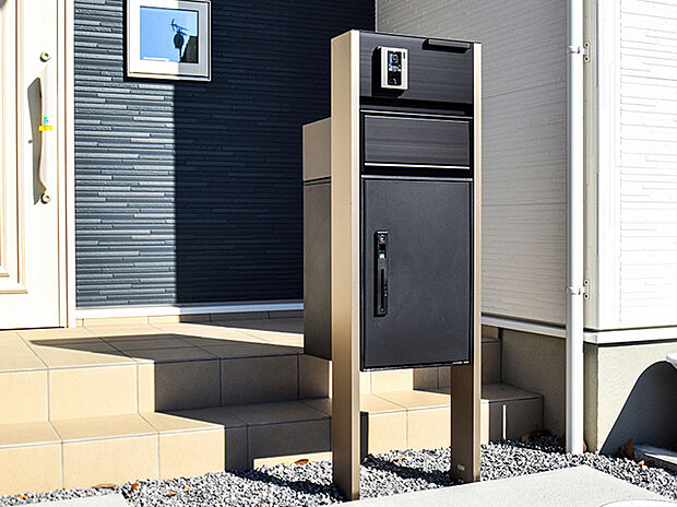 【設備画像 宅配ボックス】メール便・宅配便両方に対応した宅配ボックス搭載門柱です。万が一お家にいない時でも荷物を受け取れるので安心ですね。