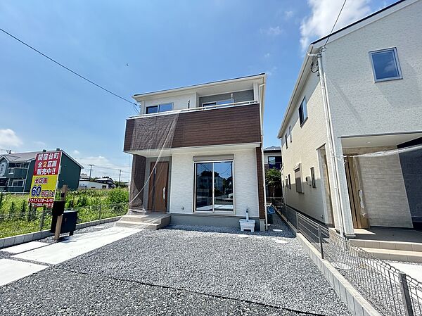 どの年代の方からも愛されるような、ホワイト、オークブラウン、グレーの配色でお洒落で落ち着いた印象の外観です。