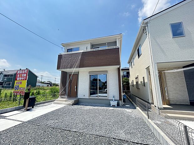 どの年代の方からも愛されるような、ホワイト、オークブラウン、グレーの配色でお洒落で落ち着いた印象の外観です。